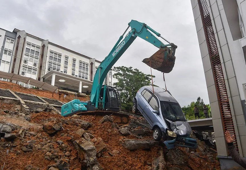 longsor-bangunan-kampus-uin-imam-bonjol-padang-2675493